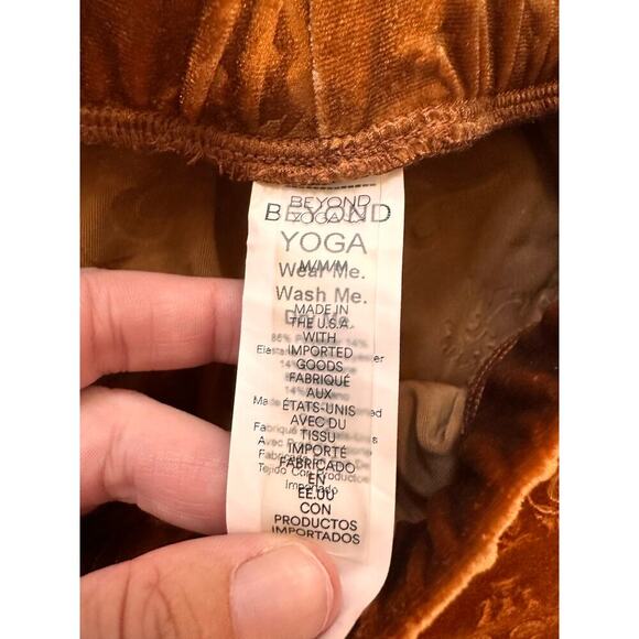 NWT Beyond Yoga Velvet Paisley Wide Leg Flare Pants Size Medium - Picture 6 of 9